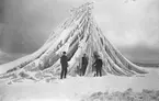 Några män vid Vätterstranden i Jönköping där teleledningarna har rasat ner på grund av isbildning, troligen i januari 1929 då det drog in en kraftig storm.