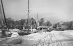 Södra Strandgatan i Jönköping. Ett ångfartyg kommer in genom Hamnkanalen från Vättern.