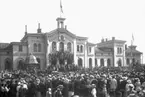 Klockan är 9.00 den 21 juni 1917 och människor har samlats vid Järnvägsstationen i Jönköping. De väntar på kung Gustav V som kommer på besök till staden. En bil står färdig att sköta transporten.