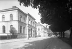 Skolgatan i Jönköping med Riksbanken från 1889-1990 och Länsresidenset från 1886 och bostad för länsets landshövding.