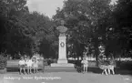 Författaren och diktaren Viktor Rydberg föddes i Jönköping och i Rådhusparken finns hans byst. Den stod ursprungligen närmare Västra Storgatan, men flyttades till sin nuvarande plats i parken år 1921.