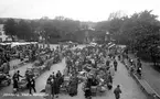 Bilden är tagen på Västra torget i Jönköping där handeln pågår, någon gång på 1930-talet. Fotot är taget från väster, med Tändsticksbolagets arbetarbostäder i bakgrunden.