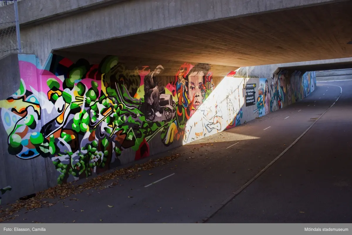 Tunnel med gång- och cykelbana i anslutning till Kållereds station. Målningar pryder tunnelns väggar. Fotografi taget den 6 oktober 2016.