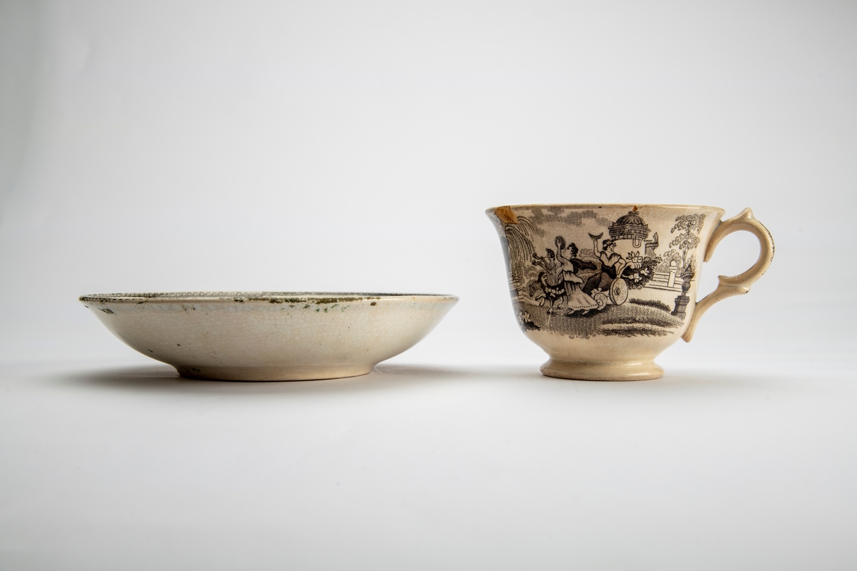 A: Kopp. Sidene utsvunget mot munningen, innsvunget mot fotring, buet,  fliket hank. Trykt dekor i brunsort:  Opptog som kjører gjennom en park, gjentatt på begge sider av koppen,:  innv. meget bred bord m. blomster, samt felt med bueskytter i 2-hjuls stridsvogn, trukket av hund med rytter. Et annet felt med springvann, dannet avto delfiner, pseudorokokko innramming, i bunnen parklandskap med urne og busk, samt svaner som seiler i en damm.  

B: Skål. Lite, flatt speil, buede sider; sidene dekket av blomsterbord m. fire felter: To med delfinspringvann  To med bueskytter i stridsvogn; i speilet det kvinnelige opptog i parken.  Stemplet under bunnen: " Triumphal Car"  under due med utspilte vinger og glorie, dessuten:  J Jamieson & Co.