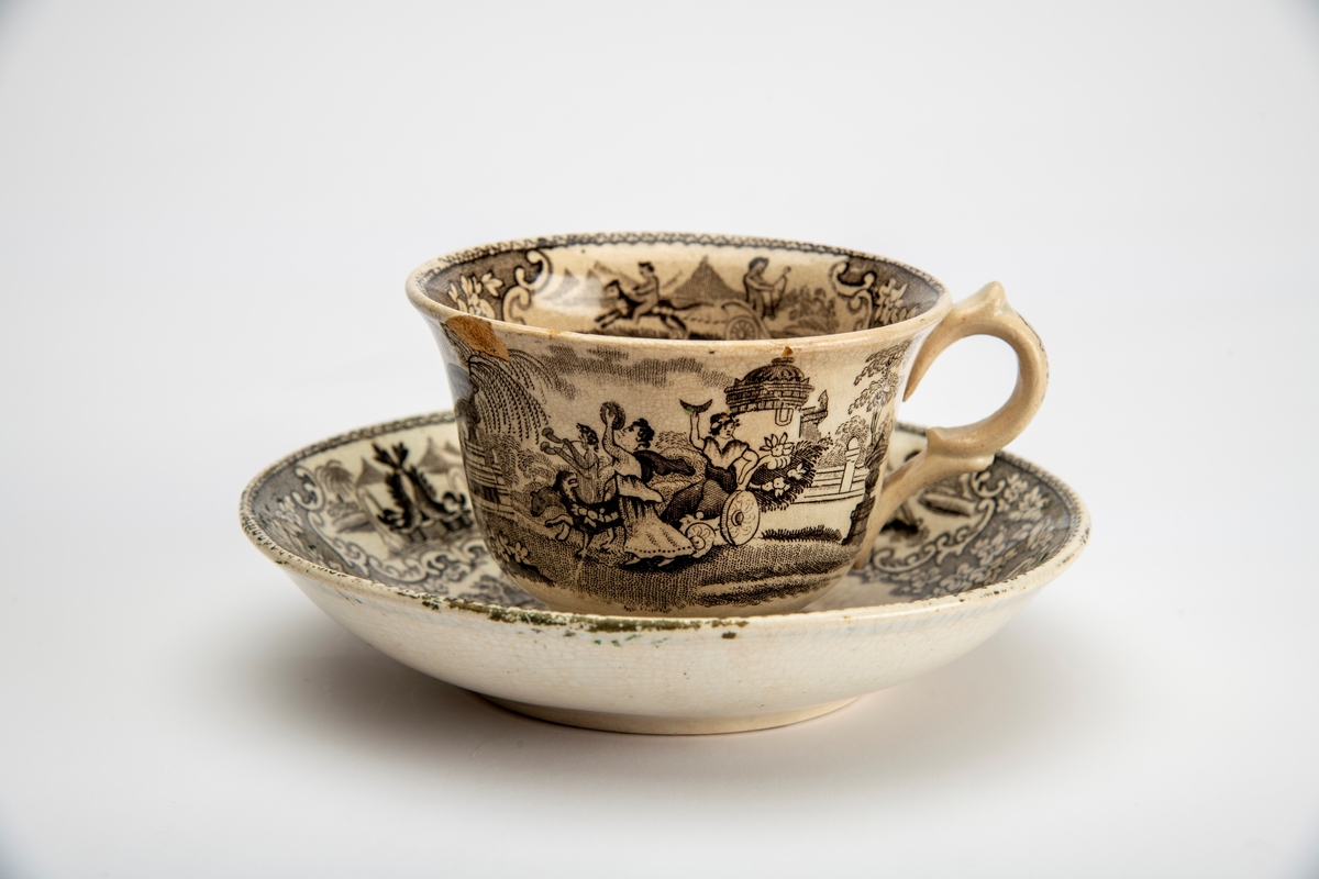 A: Kopp. Sidene utsvunget mot munningen, innsvunget mot fotring, buet,  fliket hank. Trykt dekor i brunsort:  Opptog som kjører gjennom en park, gjentatt på begge sider av koppen,:  innv. meget bred bord m. blomster, samt felt med bueskytter i 2-hjuls stridsvogn, trukket av hund med rytter. Et annet felt med springvann, dannet avto delfiner, pseudorokokko innramming, i bunnen parklandskap med urne og busk, samt svaner som seiler i en damm.  

B: Skål. Lite, flatt speil, buede sider; sidene dekket av blomsterbord m. fire felter: To med delfinspringvann  To med bueskytter i stridsvogn; i speilet det kvinnelige opptog i parken.  Stemplet under bunnen: " Triumphal Car"  under due med utspilte vinger og glorie, dessuten:  J Jamieson & Co.