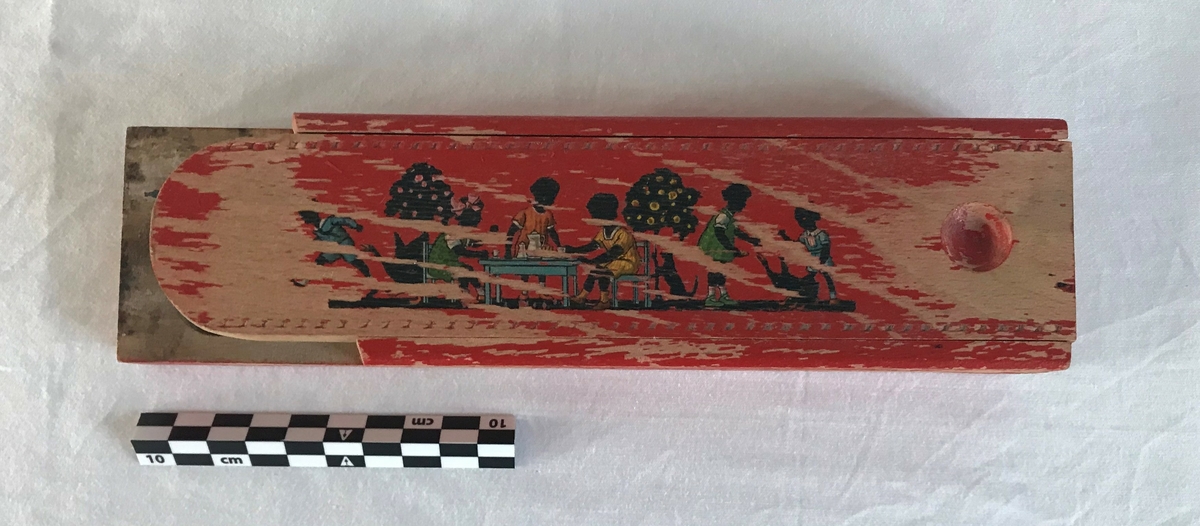 På lokket er det avbildet seks barn som leker: Fra høyre til venstre, en gutt som løper, tre barn som leker teselskap, samt to barn som leker med en hund. 