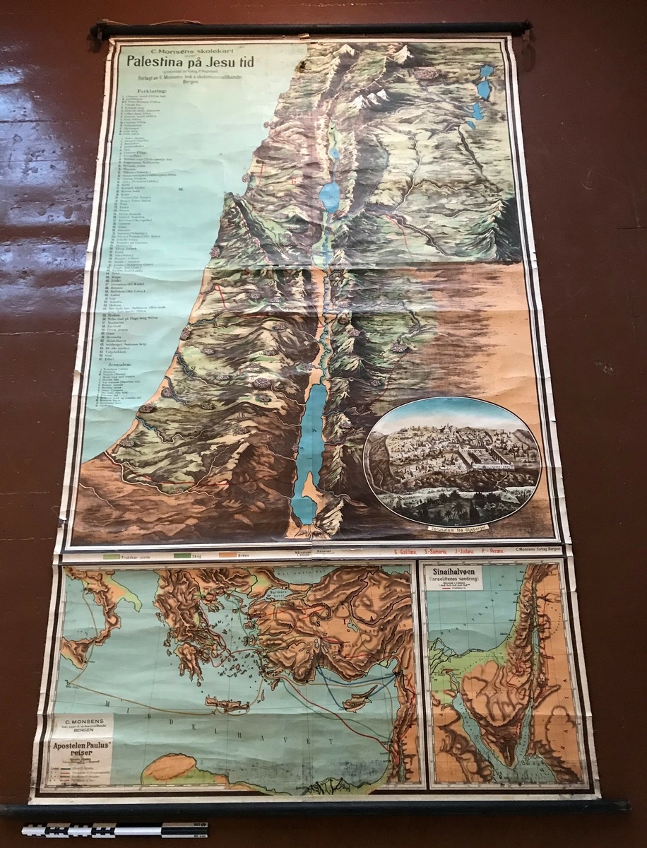 Stort skolekart over Palestina på Kristus tid, som også viser apostelen Paulus' reiser, Sinaihalvøya og Jerusalem fra oljeberget. Kartet er trykt på papir og forsterket med pålimt stoff i lerretsbinding bak. Rundstokk både nede og oppe. Lærreim på begge side av kartet øverst på rundstokk, brukt til å holde kartet sammenrullet. 