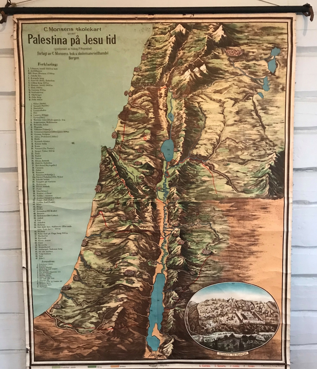 Stort skolekart over Palestina på Kristus tid, som også viser apostelen Paulus' reiser, Sinaihalvøya og Jerusalem fra oljeberget. Kartet er trykt på papir og forsterket med pålimt stoff i lerretsbinding bak. Rundstokk både nede og oppe. Lærreim på begge side av kartet øverst på rundstokk, brukt til å holde kartet sammenrullet. 