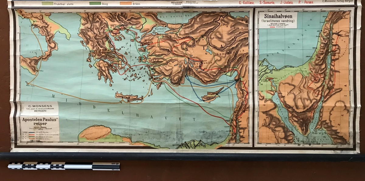 Stort skolekart over Palestina på Kristus tid, som også viser apostelen Paulus' reiser, Sinaihalvøya og Jerusalem fra oljeberget. Kartet er trykt på papir og forsterket med pålimt stoff i lerretsbinding bak. Rundstokk både nede og oppe. Lærreim på begge side av kartet øverst på rundstokk, brukt til å holde kartet sammenrullet. 
