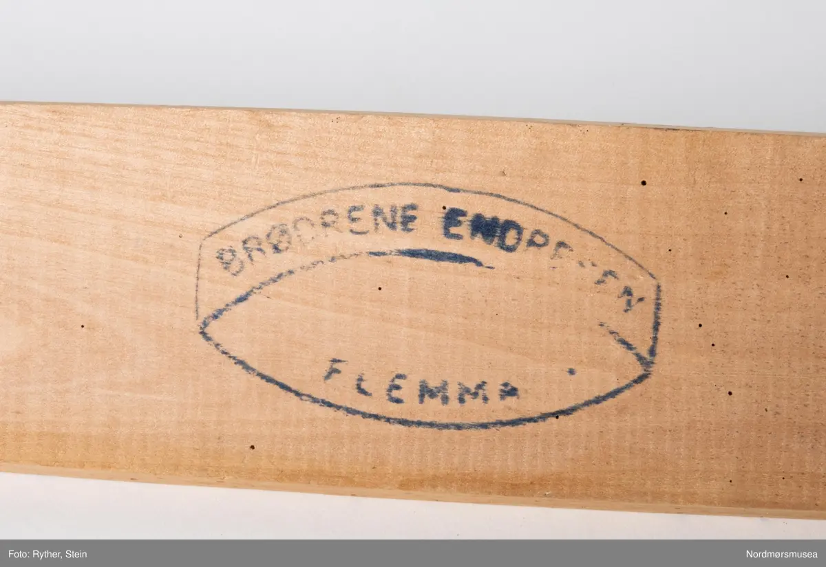 En tønnestav med produsentstempel fra Brødrene Endresen i Flemma, Gjemnes.