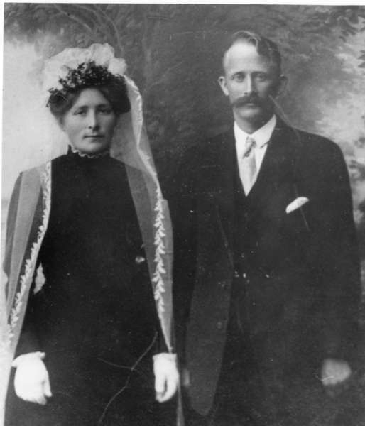 Brudebilde av ekteparet Ludvikka Mathilde Danielsen og Anfinn Haaheim, bosatt på Steinland i Øksnes.
