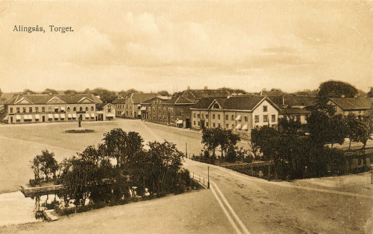 Vykort med motiv över Stora Torget. Till höger kv. Kronan med Hedéns byggnader och trädgården ner mot Lillån.