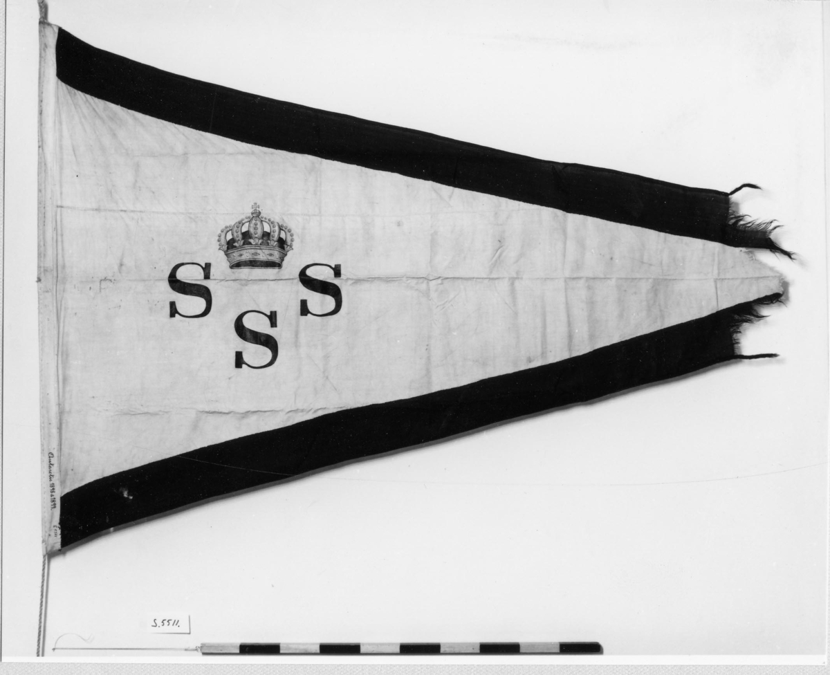 Standert bestående av triangulärt vitt fält av linne med blå kant av ylle. På det vita fältet är det målat SSS i svart under en rödfodrad förgylld kunglig krona. Märkt 'Antarctic 1898-1899”.