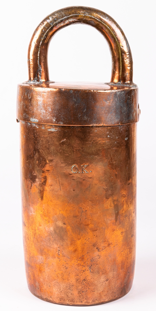 Cylindrisk glassform av koppar. Lock med halvcirkelformat handtag.. Märkt O.K.