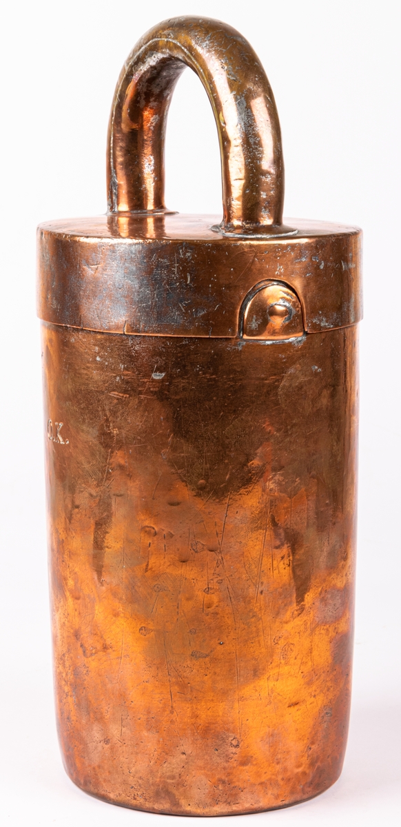 Cylindrisk glassform av koppar. Lock med halvcirkelformat handtag.. Märkt O.K.