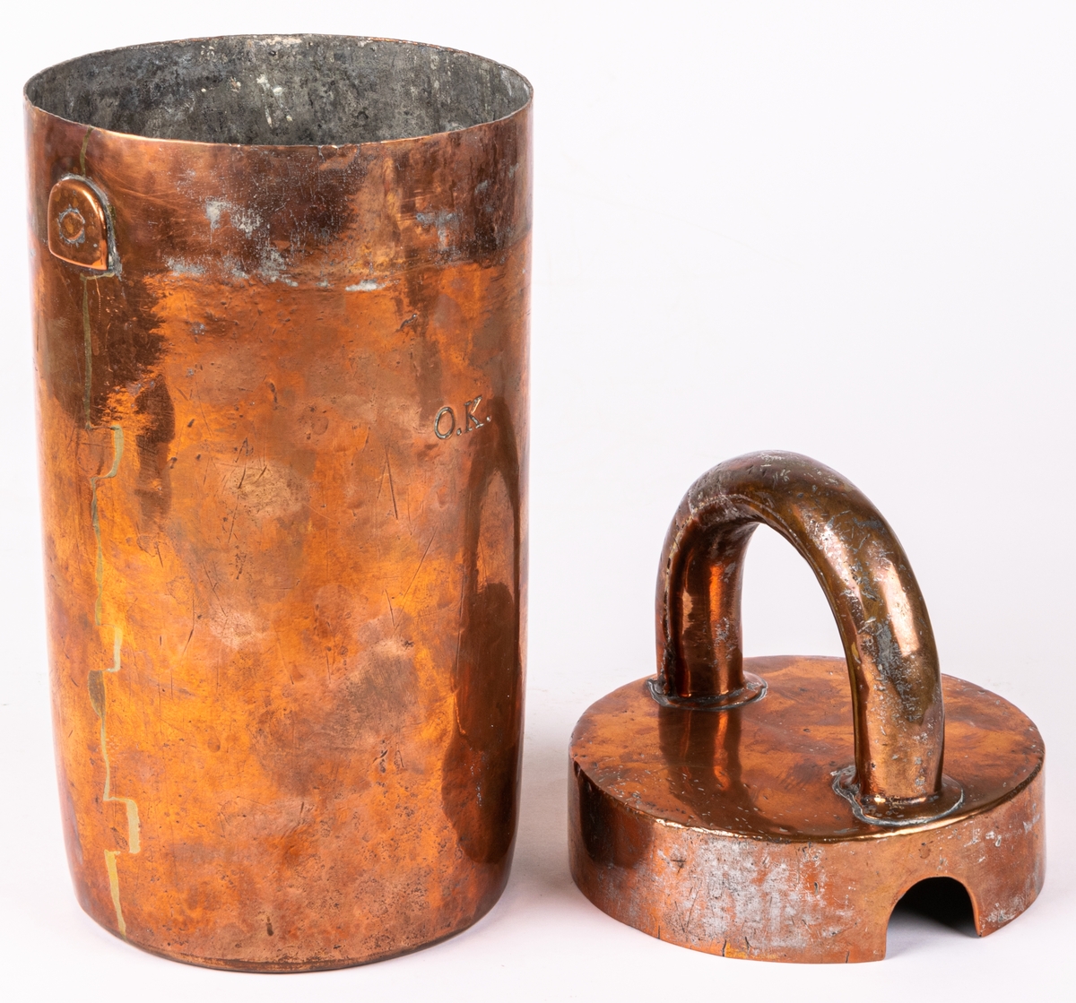Cylindrisk glassform av koppar. Lock med halvcirkelformat handtag.. Märkt O.K.