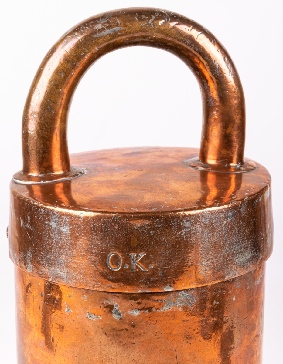 Cylindrisk glassform av koppar. Lock med halvcirkelformat handtag.. Märkt O.K.
