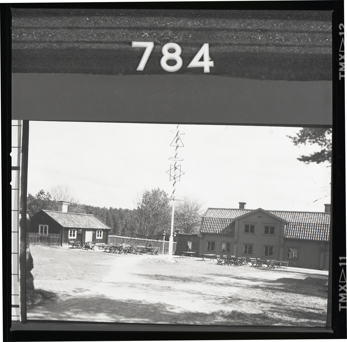 Tennjutaregården och Flinkstugan, på Vallby friluftsmuseum i Västerås.