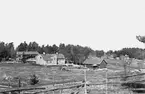 Utsikt över museet från herrgården, Vallby friluftsmuseum i Västerås.