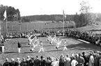 Gymnastikuppvisning på Vallby friluftsmuseum i Västerås.