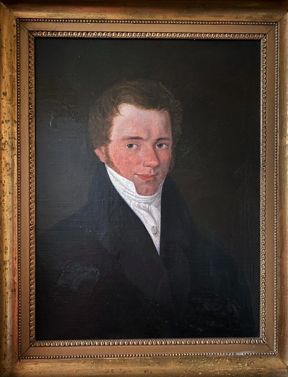 Portrett av Hans Herlofson (1805-74), eier av Langsæ gård, gift med Hanne Margrethe Holders (1806-84). Olje på lerret. Forgylt ramme.    Malt av Carl Peter Lehmann i Arendal 1827, juni. Portrett av ung mann, en face, litt høyrevendt, fremoverbørstet hår, mørk drakt med høy krage, hvitt halsbind med oval brosje.