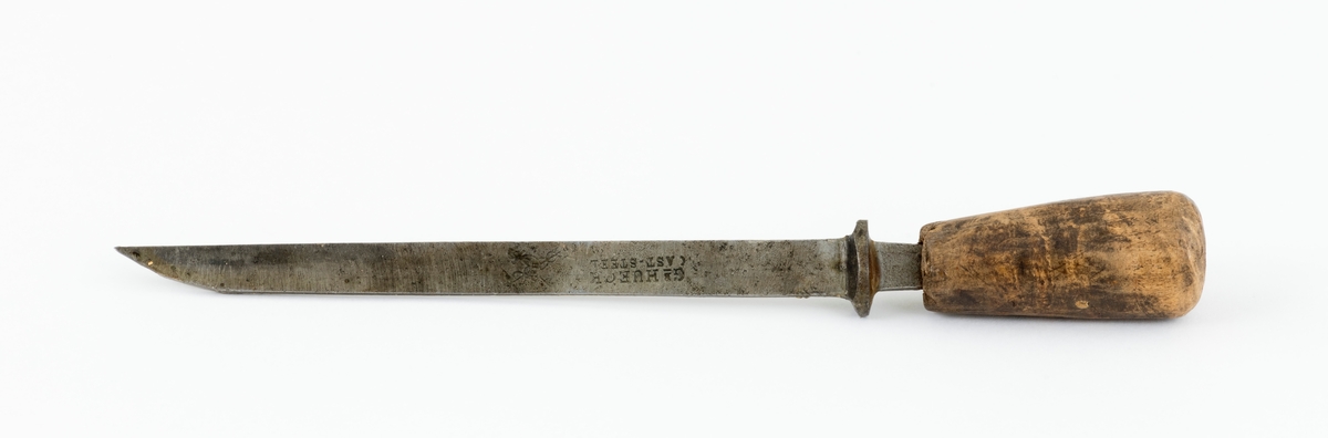 Lokkbeitel, et stemjern med tjukk klinge, som skulle tåle bending og bryting når snekkeren skulle løsne flis fra smale spalter i arbeidsstykket. Redskapet er 22,5 centimeter langt. Klingens lengde er 15,6 centimeter, inkludert en utstikkende oval krage ved overgangen mot skaftet og den tangen som forankrer stålet i sentrum av denne redskapsdelen. Klingen er drøyt 3 millimedter bred i skjæreretningen. Vender man redskapet 90 grader, er bredden inne ved den nevnte kragen 1,2 centimeter, ytterst der hvor slipefasen begynner er bredden 1,0 centimeter. Den ene bredsida av klingen er stemplet «GE HUECK  CAST-STEEL». Skaftet er lagd av tre, sannsynligvis av flammet bjørkeved som er innsatt med en brun beis som har gitt treet et noe mer eksotisk utseende. Det er cirka 5,9 centimeter langt og noe grovere i den bakre enden enn i de fremre. Lengdesnittet er en aning konvekst og den bakre endeflata er noe avrundet. Dette er neppe det orginale skaftet til denne lokkbeitelen, dertil er det for lite. Det har ikke latt seg gjøre å drive tangen så langt opp i skaftets kjerne at endeveden når ned til den ovale kragen ved overgangen mot klingen, noe som nok var poenget med denne kragen.