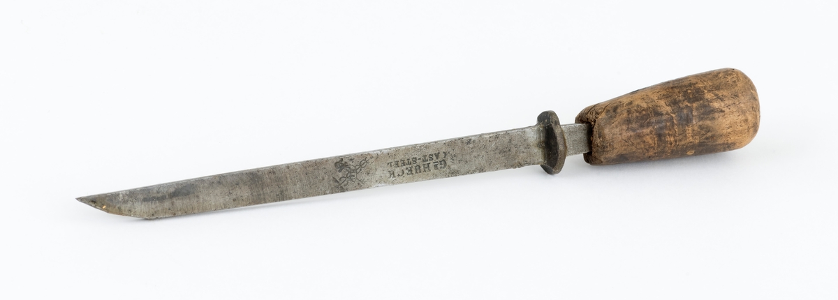 Lokkbeitel, et stemjern med tjukk klinge, som skulle tåle bending og bryting når snekkeren skulle løsne flis fra smale spalter i arbeidsstykket. Redskapet er 22,5 centimeter langt. Klingens lengde er 15,6 centimeter, inkludert en utstikkende oval krage ved overgangen mot skaftet og den tangen som forankrer stålet i sentrum av denne redskapsdelen. Klingen er drøyt 3 millimedter bred i skjæreretningen. Vender man redskapet 90 grader, er bredden inne ved den nevnte kragen 1,2 centimeter, ytterst der hvor slipefasen begynner er bredden 1,0 centimeter. Den ene bredsida av klingen er stemplet «GE HUECK  CAST-STEEL». Skaftet er lagd av tre, sannsynligvis av flammet bjørkeved som er innsatt med en brun beis som har gitt treet et noe mer eksotisk utseende. Det er cirka 5,9 centimeter langt og noe grovere i den bakre enden enn i de fremre. Lengdesnittet er en aning konvekst og den bakre endeflata er noe avrundet. Dette er neppe det orginale skaftet til denne lokkbeitelen, dertil er det for lite. Det har ikke latt seg gjøre å drive tangen så langt opp i skaftets kjerne at endeveden når ned til den ovale kragen ved overgangen mot klingen, noe som nok var poenget med denne kragen.