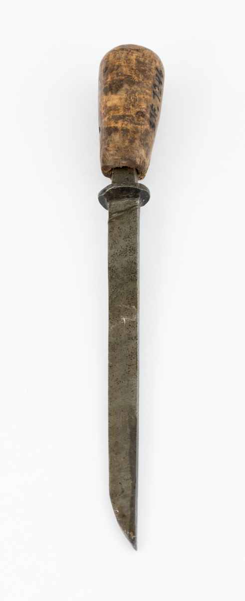 Lokkbeitel, et stemjern med tjukk klinge, som skulle tåle bending og bryting når snekkeren skulle løsne flis fra smale spalter i arbeidsstykket. Redskapet er 22,5 centimeter langt. Klingens lengde er 15,6 centimeter, inkludert en utstikkende oval krage ved overgangen mot skaftet og den tangen som forankrer stålet i sentrum av denne redskapsdelen. Klingen er drøyt 3 millimedter bred i skjæreretningen. Vender man redskapet 90 grader, er bredden inne ved den nevnte kragen 1,2 centimeter, ytterst der hvor slipefasen begynner er bredden 1,0 centimeter. Den ene bredsida av klingen er stemplet «GE HUECK  CAST-STEEL». Skaftet er lagd av tre, sannsynligvis av flammet bjørkeved som er innsatt med en brun beis som har gitt treet et noe mer eksotisk utseende. Det er cirka 5,9 centimeter langt og noe grovere i den bakre enden enn i de fremre. Lengdesnittet er en aning konvekst og den bakre endeflata er noe avrundet. Dette er neppe det orginale skaftet til denne lokkbeitelen, dertil er det for lite. Det har ikke latt seg gjøre å drive tangen så langt opp i skaftets kjerne at endeveden når ned til den ovale kragen ved overgangen mot klingen, noe som nok var poenget med denne kragen.