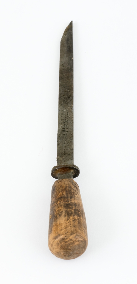 Lokkbeitel, et stemjern med tjukk klinge, som skulle tåle bending og bryting når snekkeren skulle løsne flis fra smale spalter i arbeidsstykket. Redskapet er 22,5 centimeter langt. Klingens lengde er 15,6 centimeter, inkludert en utstikkende oval krage ved overgangen mot skaftet og den tangen som forankrer stålet i sentrum av denne redskapsdelen. Klingen er drøyt 3 millimedter bred i skjæreretningen. Vender man redskapet 90 grader, er bredden inne ved den nevnte kragen 1,2 centimeter, ytterst der hvor slipefasen begynner er bredden 1,0 centimeter. Den ene bredsida av klingen er stemplet «GE HUECK  CAST-STEEL». Skaftet er lagd av tre, sannsynligvis av flammet bjørkeved som er innsatt med en brun beis som har gitt treet et noe mer eksotisk utseende. Det er cirka 5,9 centimeter langt og noe grovere i den bakre enden enn i de fremre. Lengdesnittet er en aning konvekst og den bakre endeflata er noe avrundet. Dette er neppe det orginale skaftet til denne lokkbeitelen, dertil er det for lite. Det har ikke latt seg gjøre å drive tangen så langt opp i skaftets kjerne at endeveden når ned til den ovale kragen ved overgangen mot klingen, noe som nok var poenget med denne kragen.