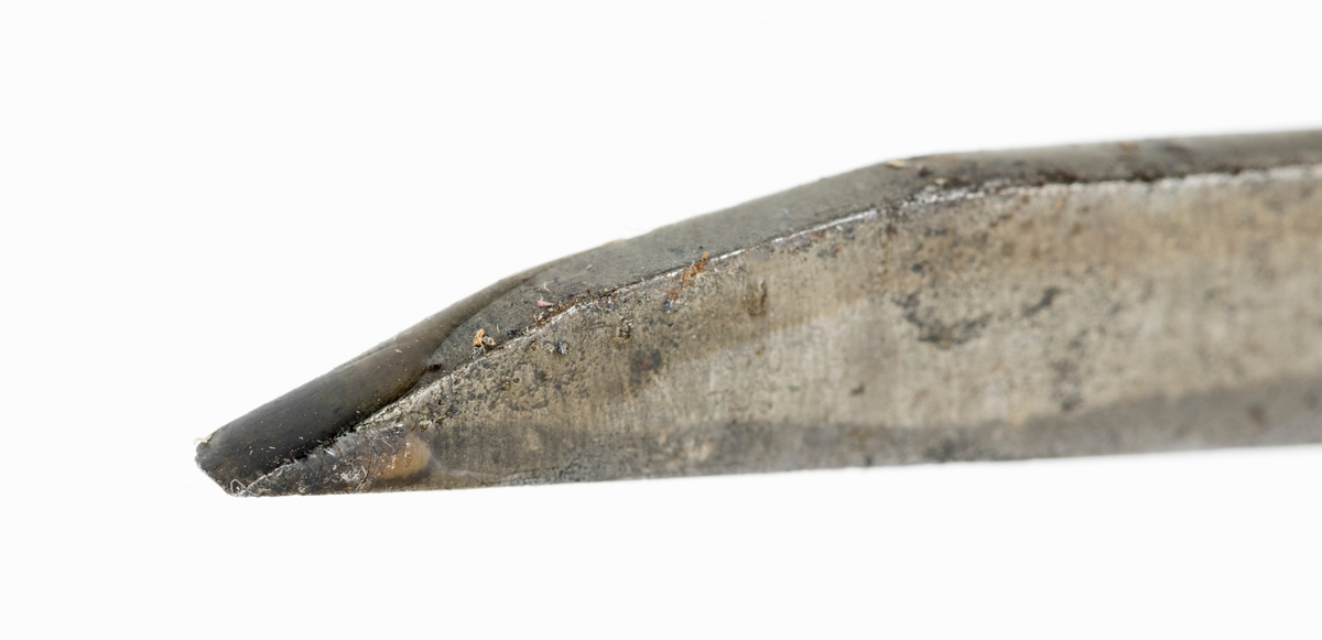Lokkbeitel, et stemjern med tjukk klinge, som skulle tåle bending og bryting når snekkeren skulle løsne flis fra smale spalter i arbeidsstykket. Redskapet er 22,5 centimeter langt. Klingens lengde er 15,6 centimeter, inkludert en utstikkende oval krage ved overgangen mot skaftet og den tangen som forankrer stålet i sentrum av denne redskapsdelen. Klingen er drøyt 3 millimedter bred i skjæreretningen. Vender man redskapet 90 grader, er bredden inne ved den nevnte kragen 1,2 centimeter, ytterst der hvor slipefasen begynner er bredden 1,0 centimeter. Den ene bredsida av klingen er stemplet «GE HUECK  CAST-STEEL». Skaftet er lagd av tre, sannsynligvis av flammet bjørkeved som er innsatt med en brun beis som har gitt treet et noe mer eksotisk utseende. Det er cirka 5,9 centimeter langt og noe grovere i den bakre enden enn i de fremre. Lengdesnittet er en aning konvekst og den bakre endeflata er noe avrundet. Dette er neppe det orginale skaftet til denne lokkbeitelen, dertil er det for lite. Det har ikke latt seg gjøre å drive tangen så langt opp i skaftets kjerne at endeveden når ned til den ovale kragen ved overgangen mot klingen, noe som nok var poenget med denne kragen.