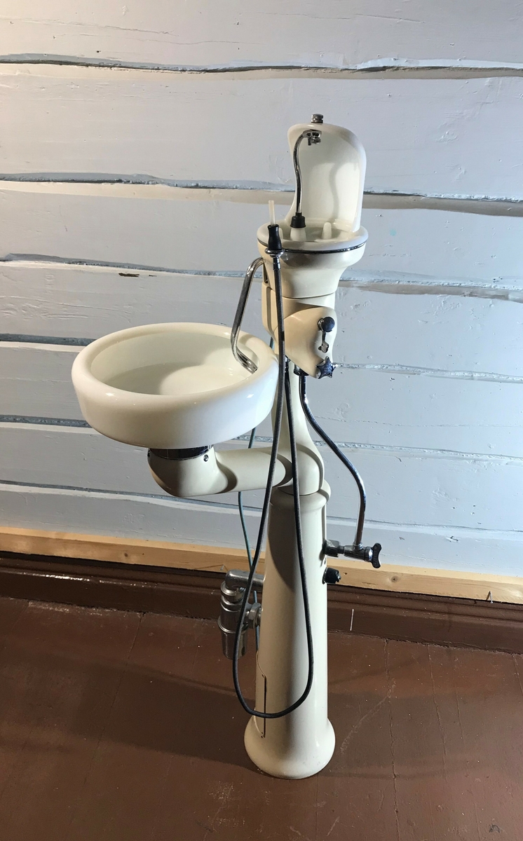 Vask til munnskylling og spyttavsug. Muligheter for oppheng av utstyr.