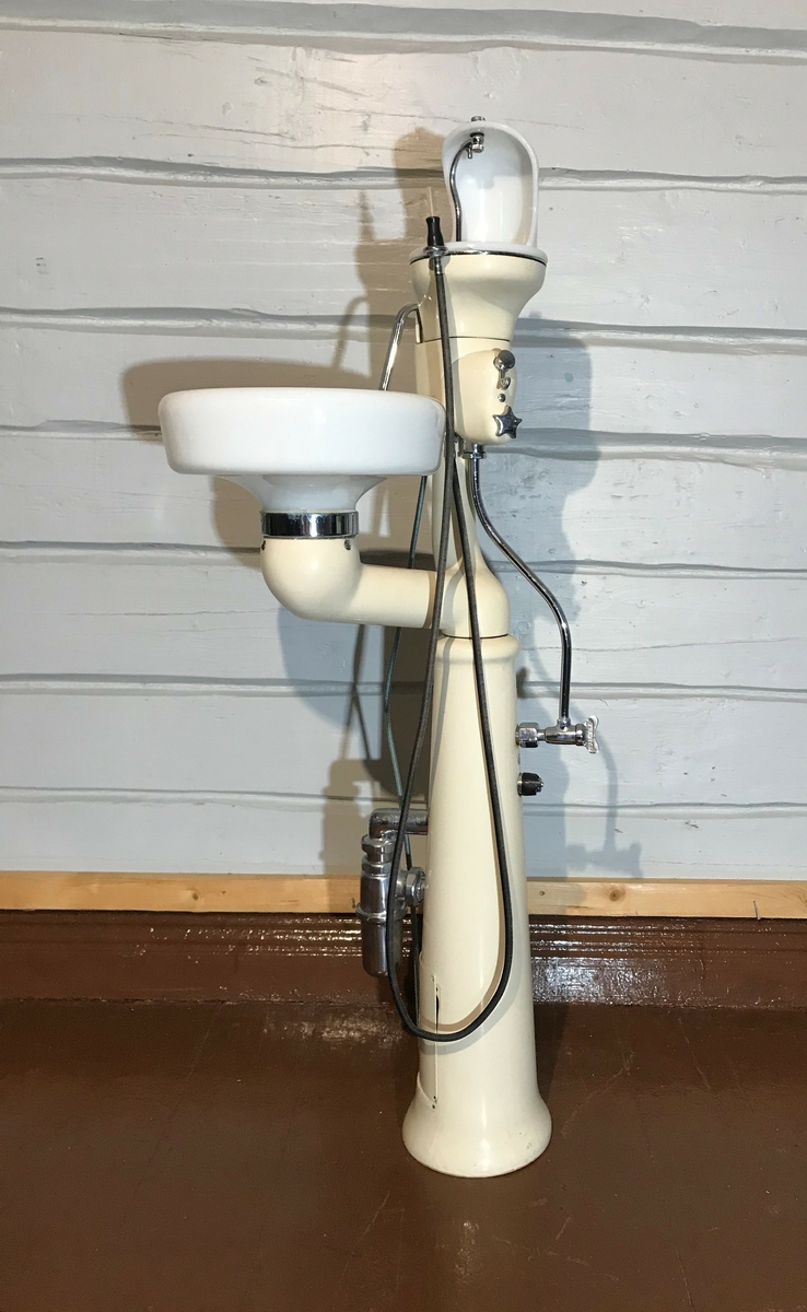 Vask til munnskylling og spyttavsug. Muligheter for oppheng av utstyr.