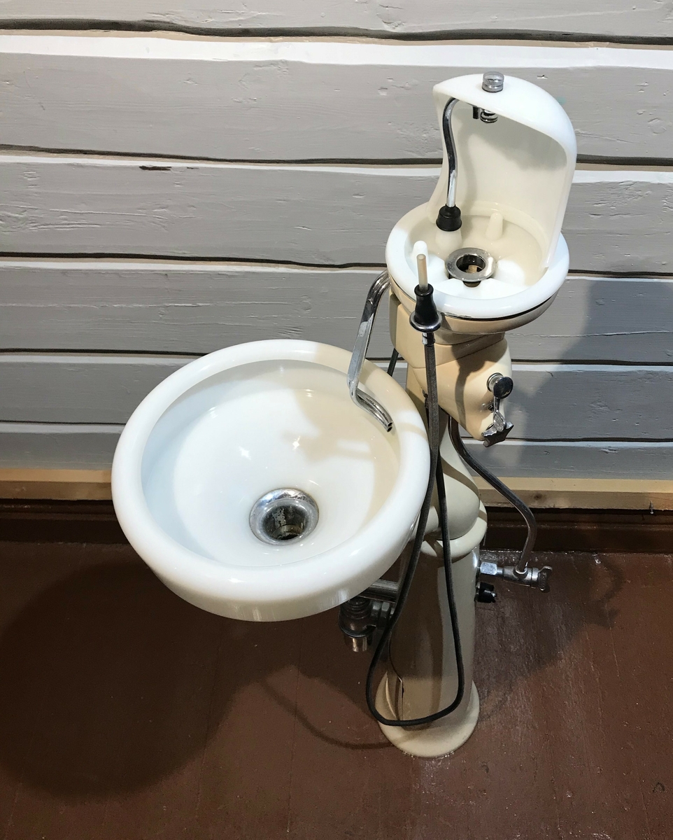 Vask til munnskylling og spyttavsug. Muligheter for oppheng av utstyr.