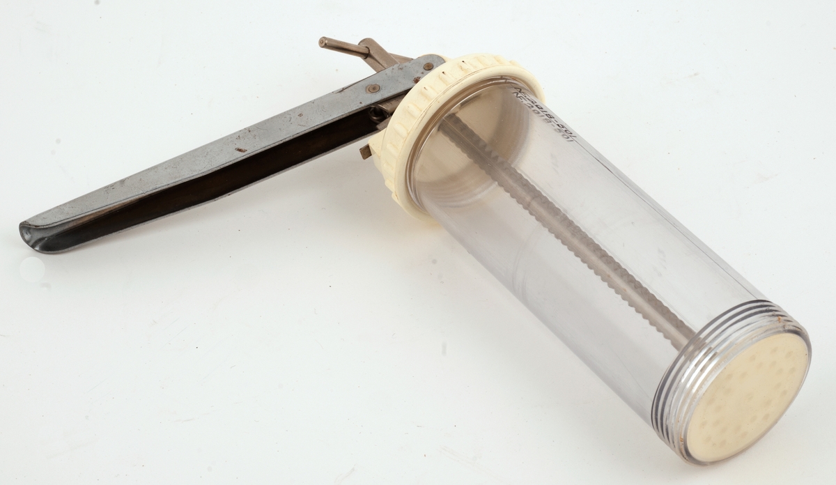 Sawa 61 kjøkkenspryte i tilhørende boks,  med bruksanvisning.
På pakken er det også påklistsret postoppkrav over postgiro til Åsta Vik, moren til Tone Vik,  med adresse, og pris, 54 kroner og 50 øre.