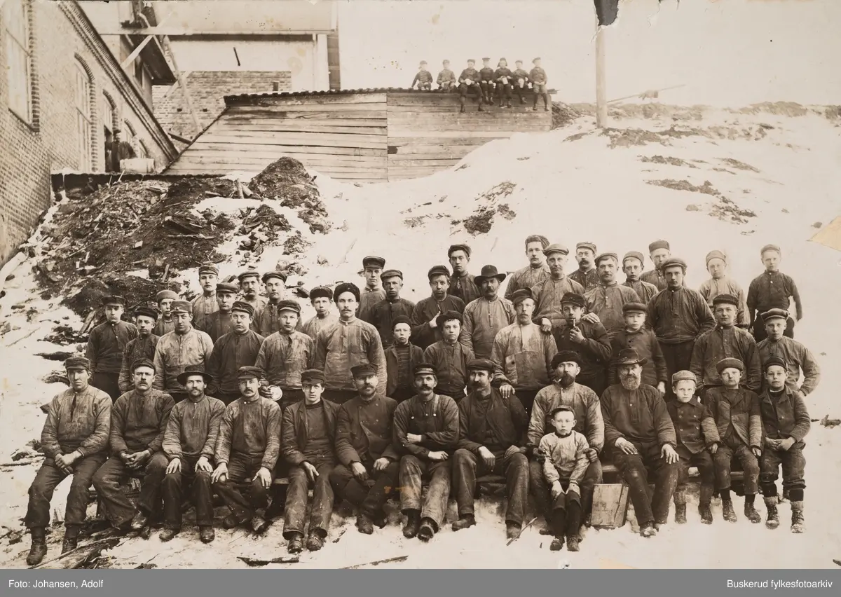 Ansatte ved Skjærdalen brug 1905
Første rekke f.v. Dokken, Johan Bratvold, Hans Hauge, Hans Langland, Kristian Opsahl, Andreas Hansen, Johan Aronsen, Fredrik Hansen, Henrik Haug på fanget til faren Ole Haug, Per Smella, Trygve Tangen, Trygve Brekke, Martin Nilsen.
Andre rekke f,v,: Alf Skjønnberg, Paeder T. Ask, Olaf Granum, Kristian Smella, Martin Lindahl, Oskar Torkilsen, Ukjent, ukjent, Frans Johansen, Karl Nilsen, Hans Moen, Martin O. Tangen, Hans Rønnerud
tredje og fjerde rekke f.v. ukjent, Karl Torgersen, ukjent, Johan Bjerke, Henrik Torkilsen, Thorvald Vold, Jens Støen, Emil Ulriksen, Emil Myrvold, NN, Lauritz Skogheim, NN, NN, maler Karl Melbye, Olaf Tangen, Ingvar Dahl, NN, Karl Karlsen, NN, Einar O. Tangen