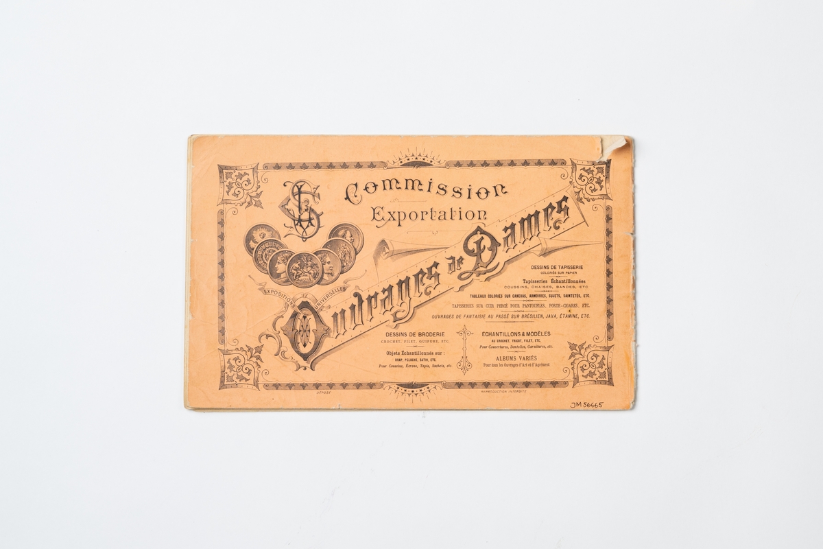 Broderimönster i häfte med omslag av orange papper. Häftet innehåller 16 mönsterblad med tryckta bokstäver/monogram på smårutat papper. På omslagets framsida tryckt text: ”G. LEFÈVRE & CABIN FILS successeurs. Dessins de Broderies 74. Boul.d Sébastopol PARIS Album No. 601”. Tryckt text på baksidan av omslaget.