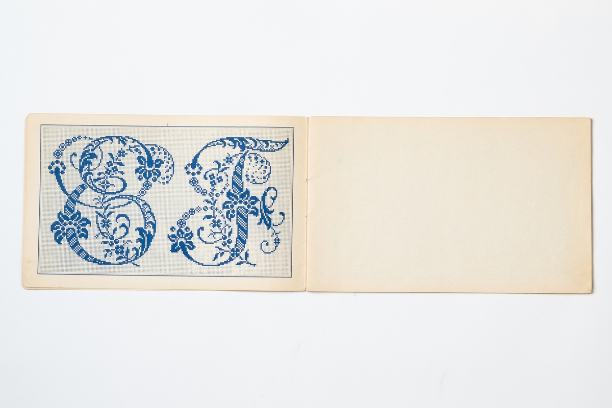 Broderimönster i häfte med omslag av orange papper. Häftet innehåller 16 mönsterblad med tryckta bokstäver/monogram på smårutat papper. På omslagets framsida tryckt text: ”G. LEFÈVRE & CABIN FILS successeurs. Dessins de Broderies 74. Boul.d Sébastopol PARIS Album No. 601”. Tryckt text på baksidan av omslaget.