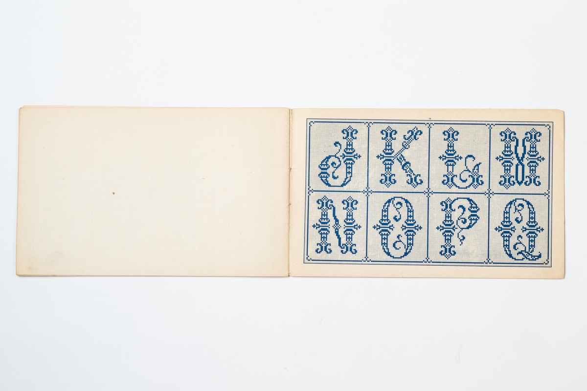 Broderimönster i häfte med omslag av orange papper. Häftet innehåller 16 mönsterblad med tryckta bokstäver/monogram på smårutat papper. På omslagets framsida tryckt text: ”G. LEFÈVRE & CABIN FILS successeurs. Dessins de Broderies 74. Boul.d Sébastopol PARIS Album No. 601”. Tryckt text på baksidan av omslaget.