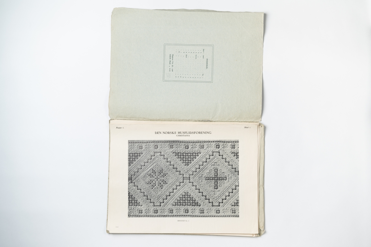 Mapp av papper med mönster på hardangersöm (vitbroderi). Häftet innehåller 10 blad i form av tryckta fotografier i svart-vitt. På mappens framsida tryckt text: ”DEN NORSKE HUSFLIDSFORENING BRODERIMØNSTRE MAPPE 1 HARDANGERSØM CHRISTIANIA 1906”. Mappens pris 3.00 kr och enkelt blad 0,35 kr. Tryck: W.C. Fabritius & Sønner A/S.