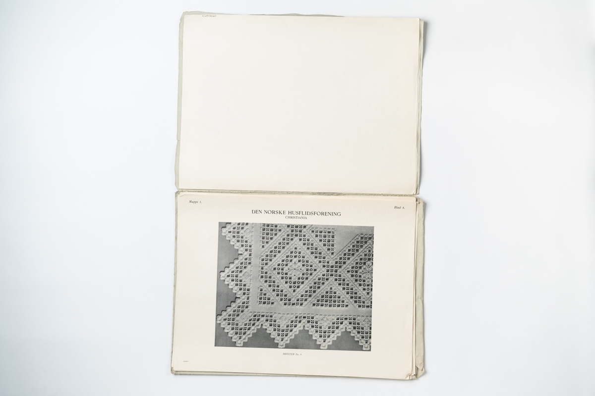 Mapp av papper med mönster på hardangersöm (vitbroderi). Häftet innehåller 10 blad i form av tryckta fotografier i svart-vitt. På mappens framsida tryckt text: ”DEN NORSKE HUSFLIDSFORENING BRODERIMØNSTRE MAPPE 1 HARDANGERSØM CHRISTIANIA 1906”. Mappens pris 3.00 kr och enkelt blad 0,35 kr. Tryck: W.C. Fabritius & Sønner A/S.