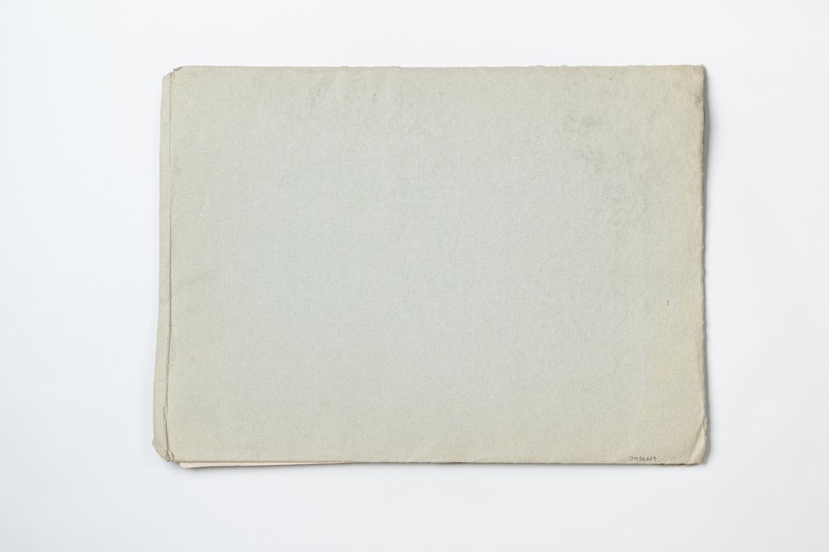 Mapp av papper med mönster på hardangersöm (vitbroderi). Häftet innehåller 10 blad i form av tryckta fotografier i svart-vitt. På mappens framsida tryckt text: ”DEN NORSKE HUSFLIDSFORENING BRODERIMØNSTRE MAPPE 1 HARDANGERSØM CHRISTIANIA 1906”. Mappens pris 3.00 kr och enkelt blad 0,35 kr. Tryck: W.C. Fabritius & Sønner A/S.