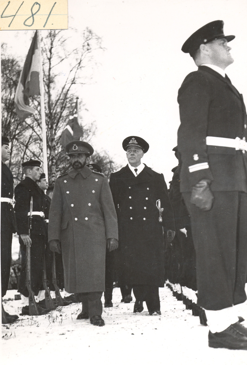 Keiser Haile Selassie's besøk i Horten. 19 nov 1954. Inspiserer garden med admiral F Ulstrup.