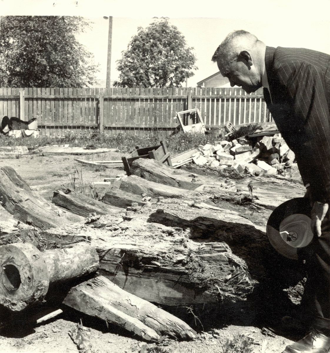 Motiv: Restene av kanonbåt 3 kl funnet i Steinsnes Havn 7 juni 1962. MMU's bestyrer kom.kapt. T.K. Olafsen inspiserer     Avbildede personer: T.K. Olafsen