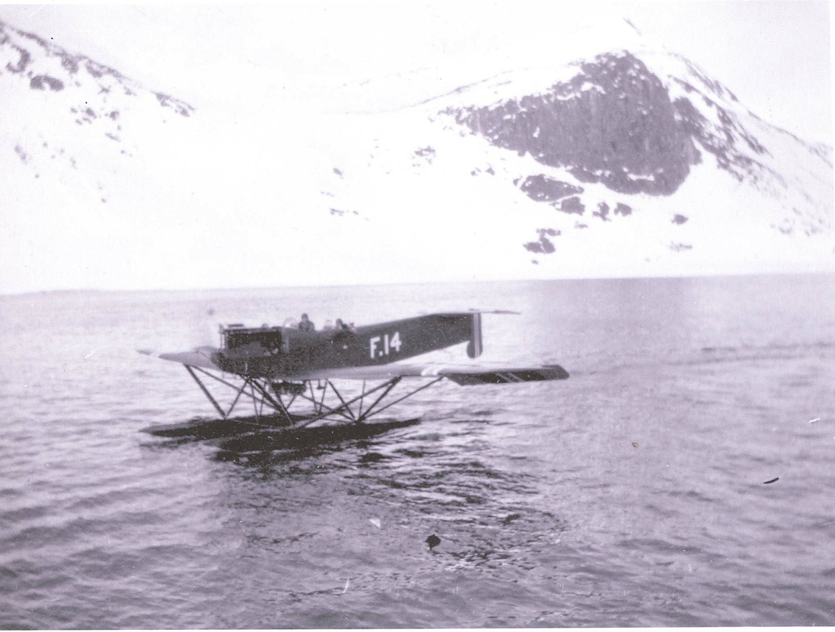 Enkeltbilde. Fra flyekspedisjonen til Sortland i 1923. Et F 14 fly sett skrått forfra.