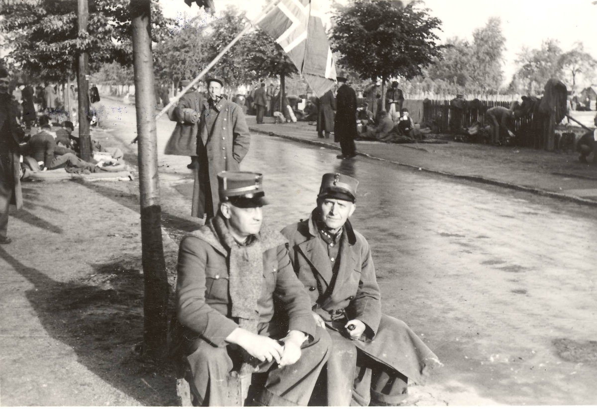 Fenrik Ludvig Hartmarks bilder fra tysk fangenskap under 2.VK. Frigitte, norske offiserer underveis til Norge - 1945