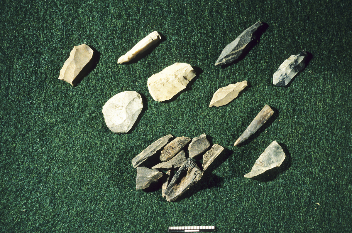"3601 c. To smaa flintskrapere med almindelig utbuet egg,"
Tre endeskrapere på avslag, to av flint, stl: 30 og 33 mm, samt en av bergkrystall, stl: 31 mm.