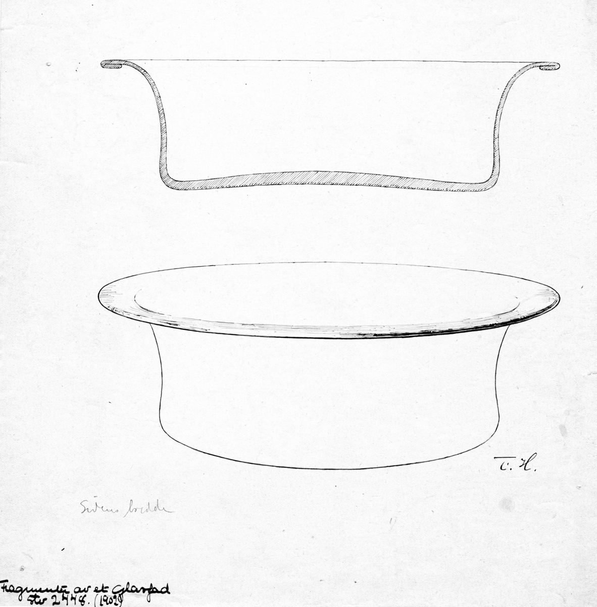 "2448 e. Brudstykker af et stort glasfad (SMÅ 1902, fig. 4) af mørkt grønt glas. Vidden over den udbrettede rand er ca. 27,5 cm og høiden er 7,8 cm."  Ny beskrivelse etter revisjon: Førtitre skår av skål av mørkt grønt glass, i samsvar med beskrivelsen, men diameteren synes å være noe mindre, ca. 260 mm. Skålens omkrets er ikke helt rund.