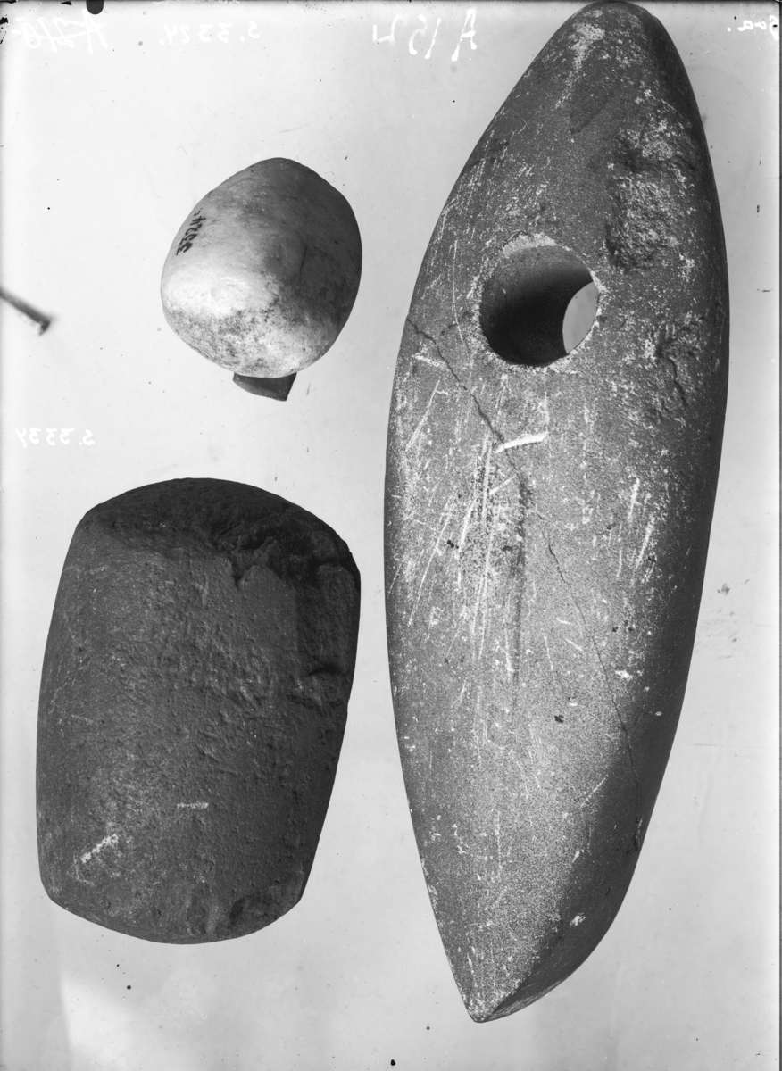 "3334. En næsten cylindrisk knusesten av granitisk bergart, begge endeflater sterkt konvexe med tydelig tildannelse. Diam. 7 cm."  
Løper til skubbekvern, i samsvar med beskrivelsen. Stl: 109 mm, diam: 67-73 mm på midten. Store knusemerker på samme side ved endeflatene.