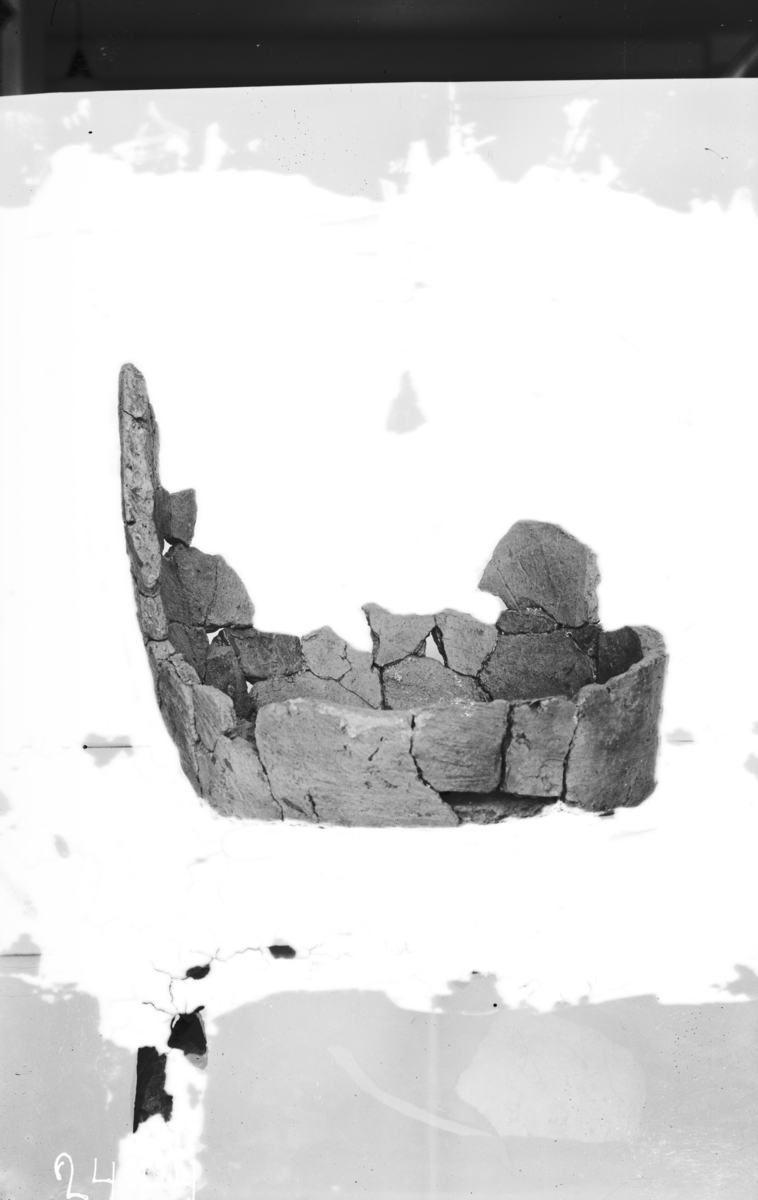 "3361 a. Lerkar, fundet i en mængde brudstykker som delvis har ladt sig sammensætte, saa karrets form kan nogenlunde bestemmes. Det er av form som Müller, Bronzealderen, fig. 253, 255, eller snarest som Vedel, Bornholms oldtidsminder p. 40, fig. 46, laget av temmelig groft gods hvor fingeravtrykkene delvis kan ses. Godset er i høi grad ujevnt, paa enkelte steder 0,7-0,8 cm. tykt. Diametren i den ytre bund er noget over 15 cm., og ved mundingen antagelig ca. 15 cm. Høiden er mere end 20 cm." 
Nitti skår, hvorav et mulig randskår, av leirkar med buk-knekk, sannsynligvis dobbelkonisk som Jensen 1997, Pl. 1:5. Godset er tett, fint magret og godt brent, sort på innsiden og gråbrunt på utsiden. Begge sider er glattet, med smale riller uten noe regelmessig mønster. Godst: 6-8 mm. Karet foreligger nå i femtifem løse skår og fire større stykker av sammenlimte skår. 