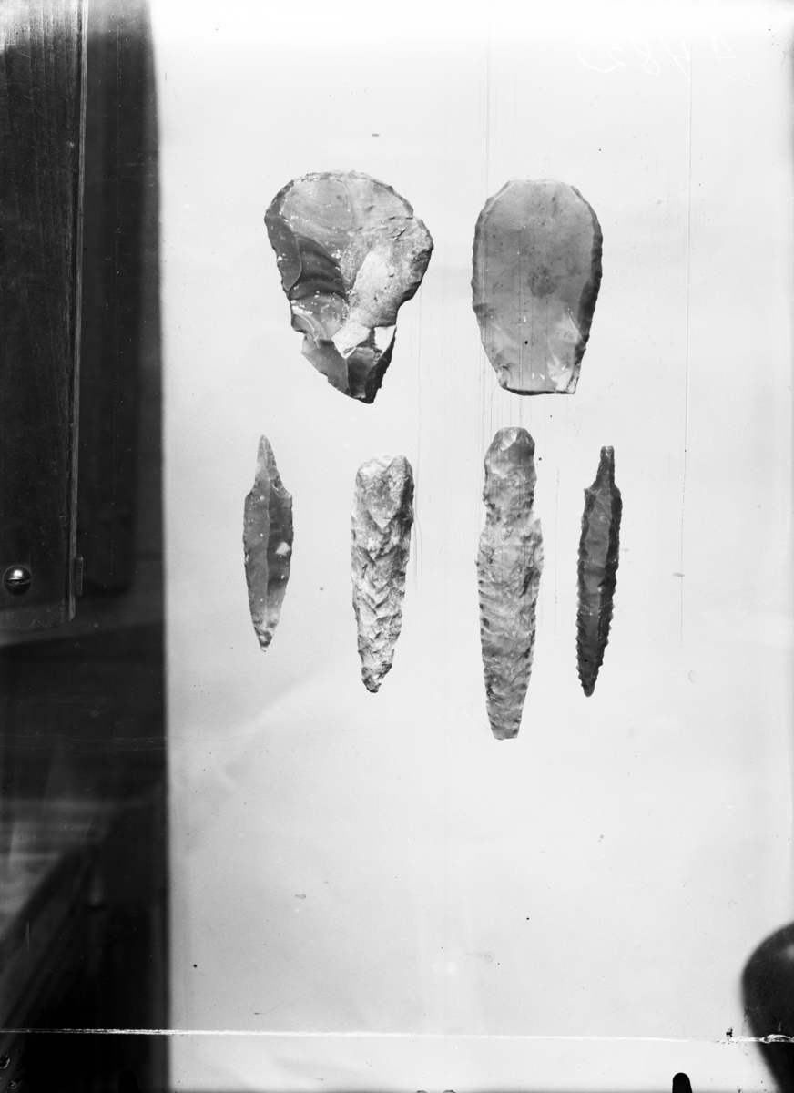 "4717. Pilespiss av flint med sagtakkede egger, sl. Gjessing: Rogalands stenalder fig. 174. Lengde 8,2 cm., største bredde 1,3 cm. " Ny beskrivelse etter revisjon: 
C-pil av flint med tannede sidekanter og trekantet tverrsnitt, brukket i tangen. Pilen har uretusjerte partier både på forsiden og baksiden. Stl.: 74 mm, stb.: 13 mm, stt.: 7 mm.